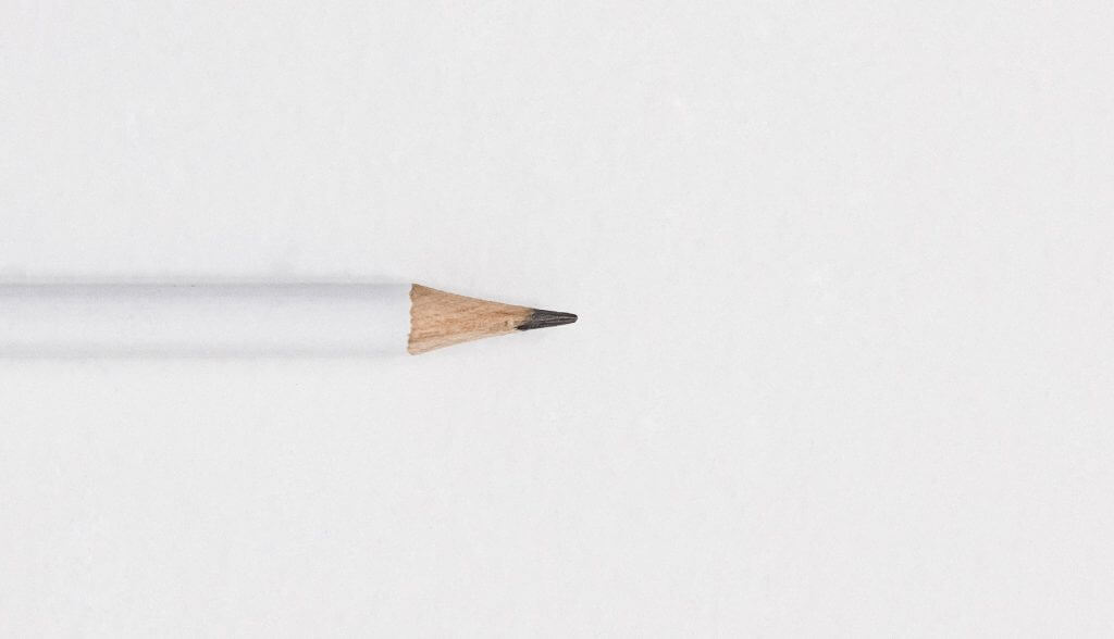 Ein weißer Bleistift auf einem Blatt Papier