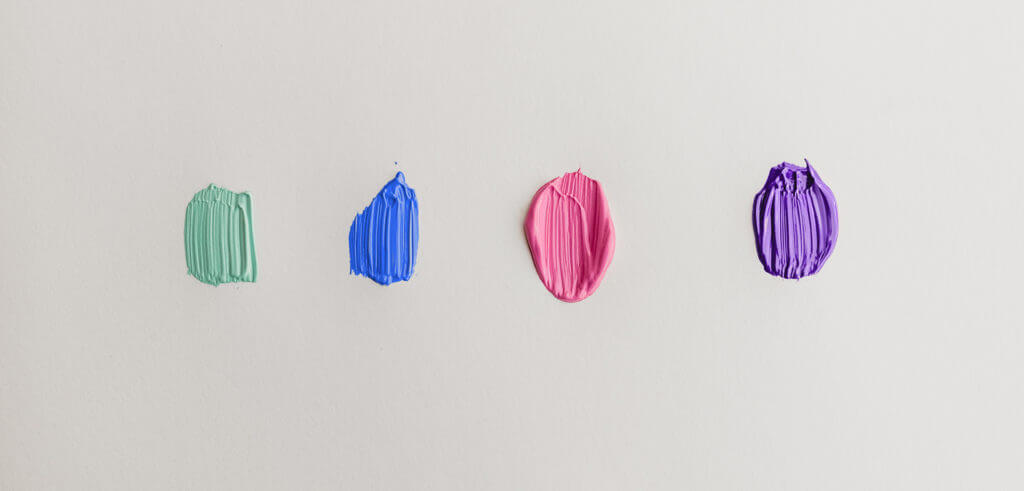 Vier Farbkleckse, davon einer in ACAD-WRITE-Blau